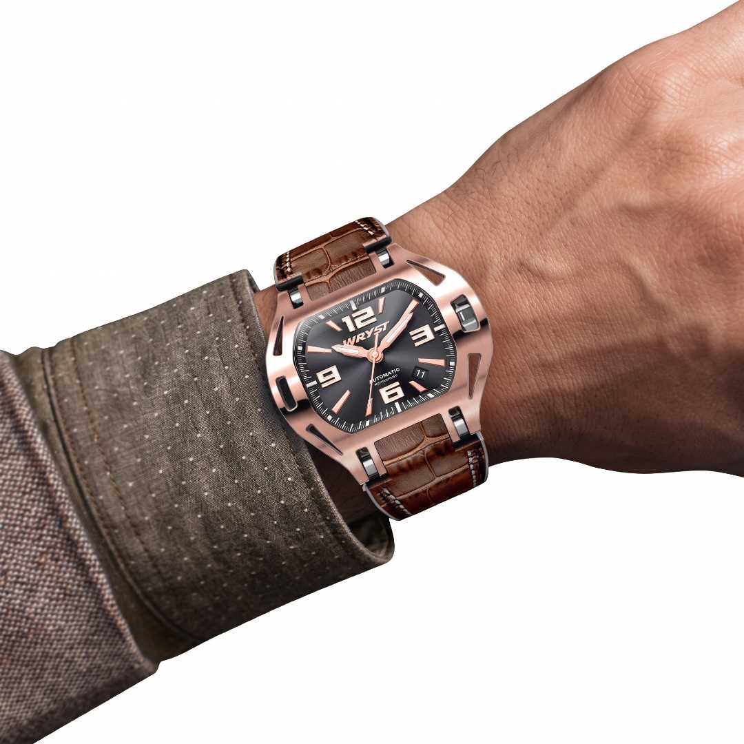 Man wearing a luxury high end watch SX5 in rose gold
